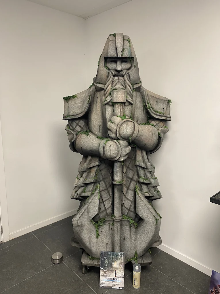 statue